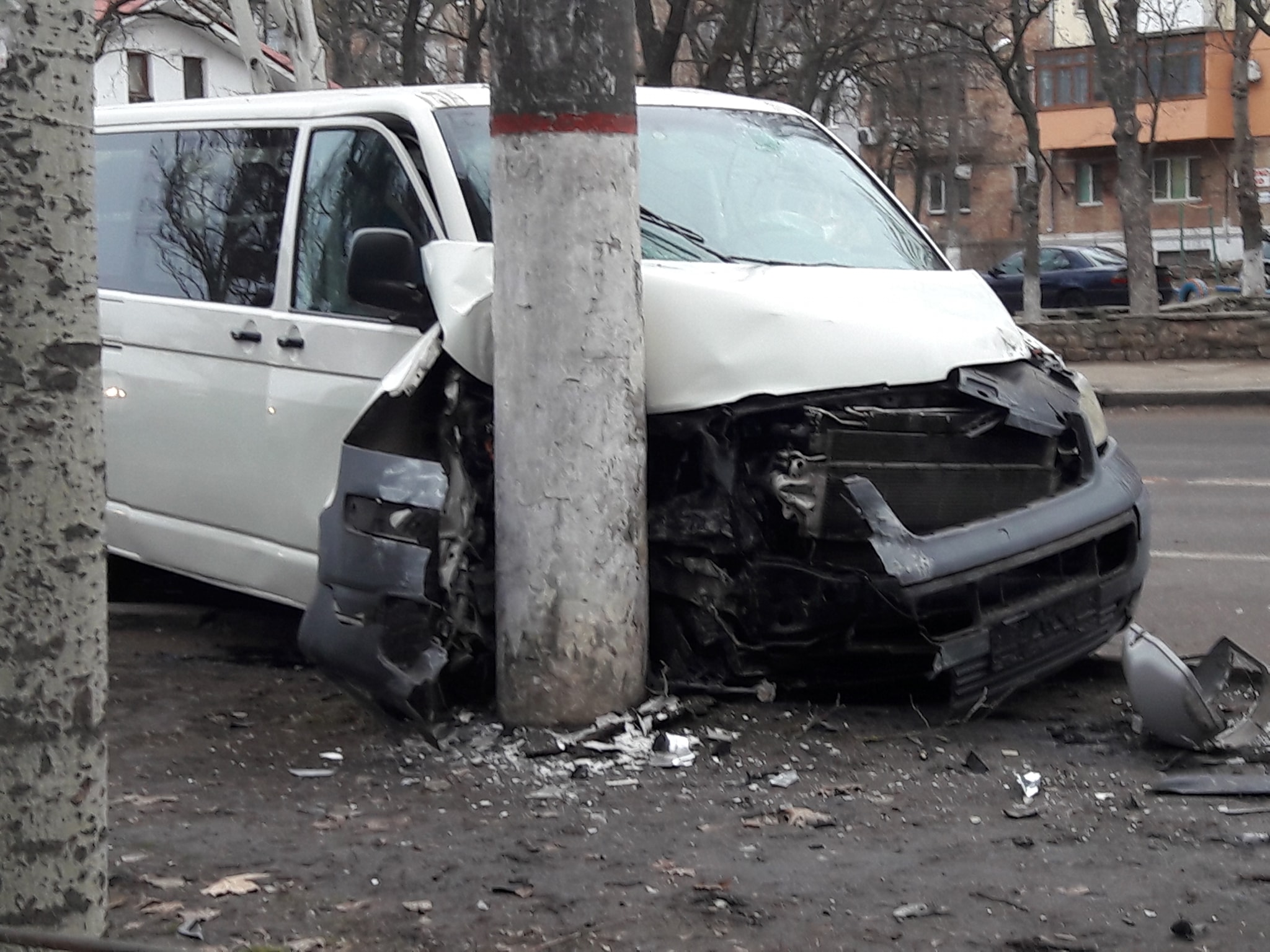 В Николаеве микроавтобус столкнулся с Chery и врезался в столб: травмирован  водитель | СВІДОК.info