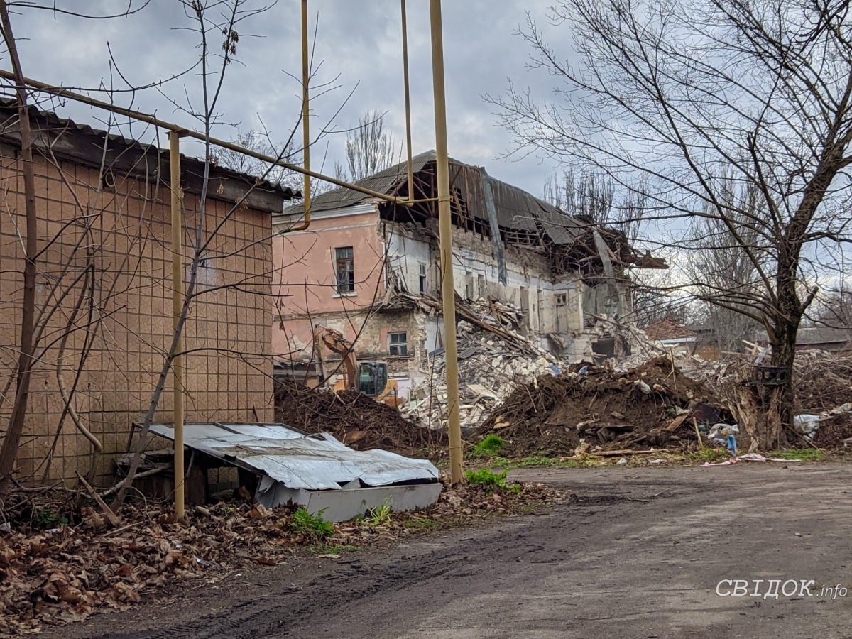 В центре Николаева сносят здание бывшей горбольницы №2 | СВІДОК.info