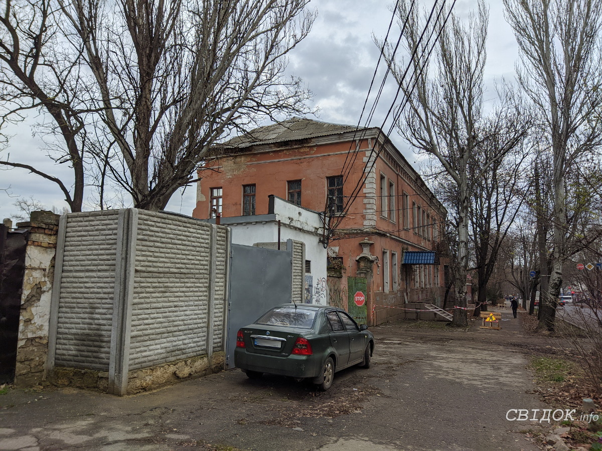 В центре Николаева сносят здание бывшей горбольницы №2 | СВІДОК.info