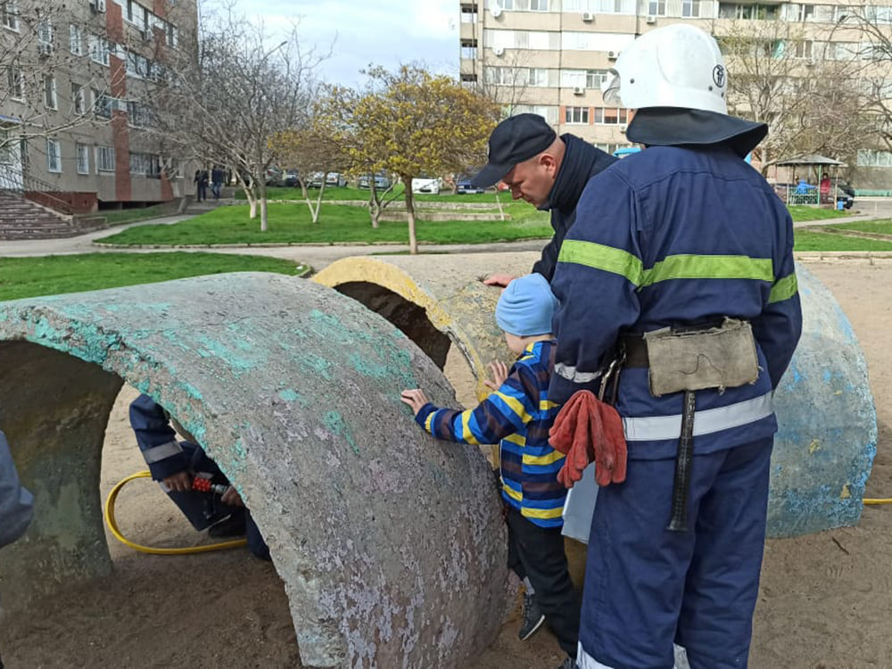 Ногой дворе. Бетонные кольца на детской площадке. Южноукраинск Николаевская область детская площадка. Гомер застрял на детской площадке. 1 ДПРЗ ГУ ДСНС.