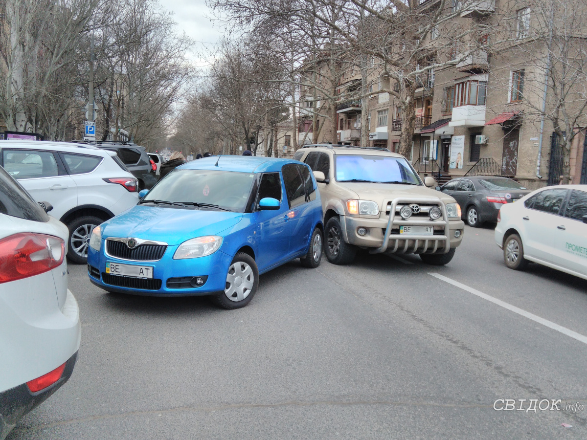 В центре Николаева Skoda выезжала с парковки и врезалась в Toyota |  СВІДОК.info