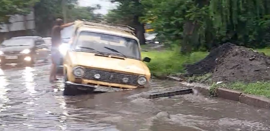 В сочи провалились машины