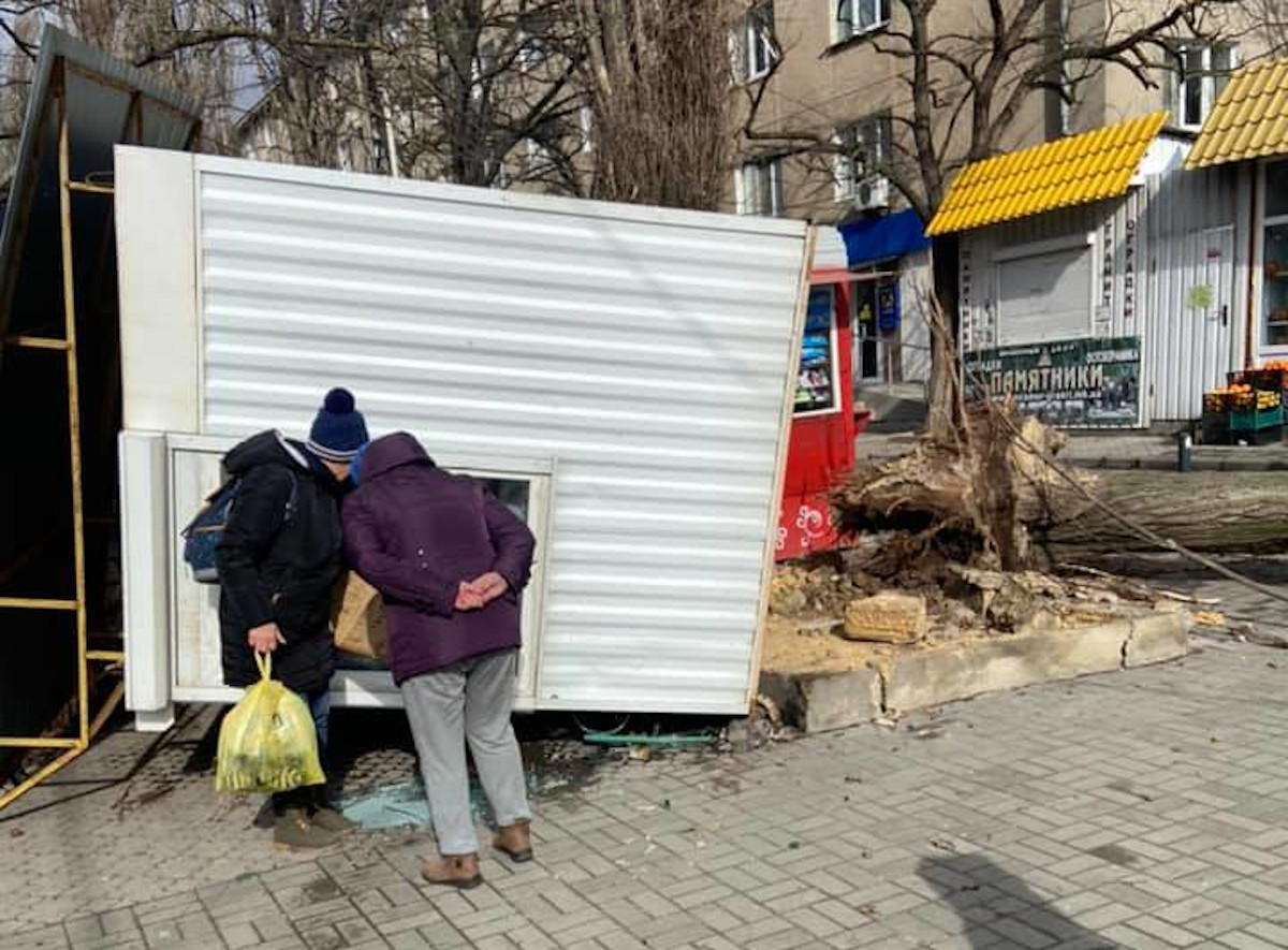 В Николаеве сильный ветер повалил на землю киоск вместе с продавцом |  СВІДОК.info