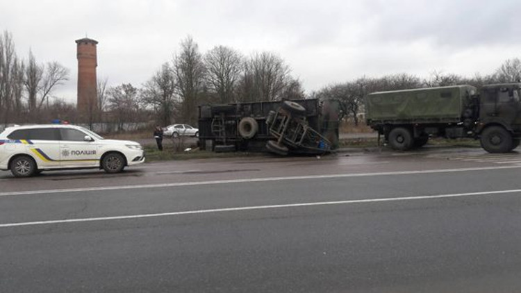 V Policii Soobshili Podrobnosti Dtp V Novoj Odesse Gde Pricep Voennogo Avto Vrezalsya V Ostanovku Svidok Info