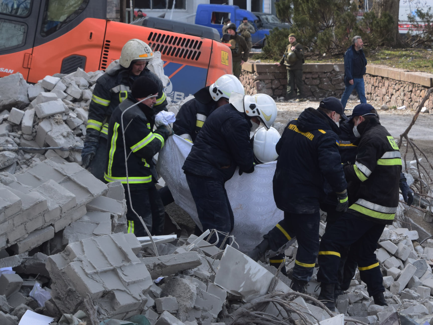 Украина 15 погибших. Спасательные работы в завалах. Спасательные работы из под завалов. Спасатели разбирают завалы.