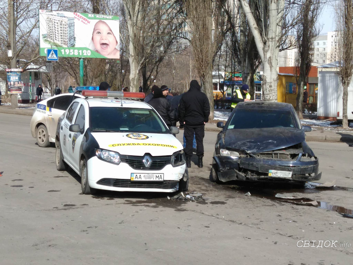 В Николаеве столкнулись автомобиль охранной службы и Volkswagen |  СВІДОК.info