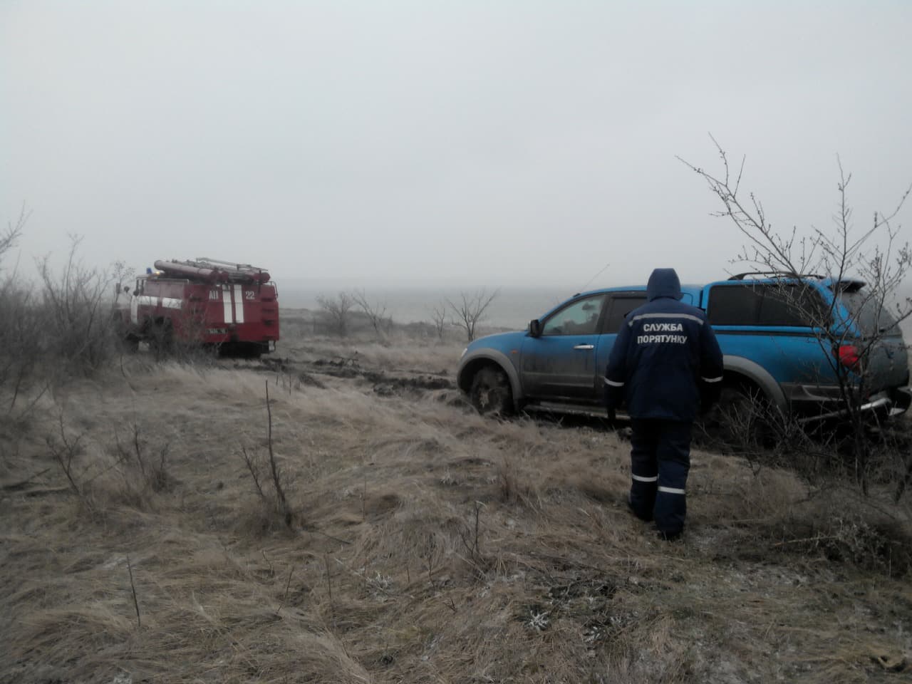 На Николаевщине спасатели помогли вытащить застрявшее в грязи авто, в  котором находились дети | СВІДОК.info