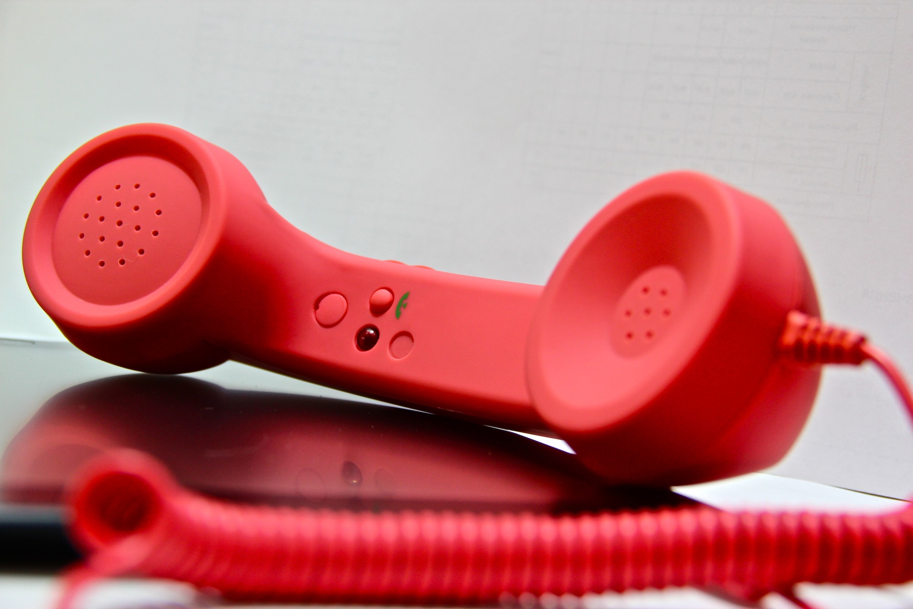 Красный телефон что значит. Красная телефонная трубка. Трубка телефонная линия. Красная трубка телефона. Телефонная трубка горячая линия.
