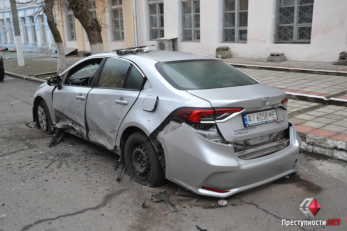 Разбитые витрины и авто: в Николаеве показали последствия вражеских  обстрелов | СВІДОК.info