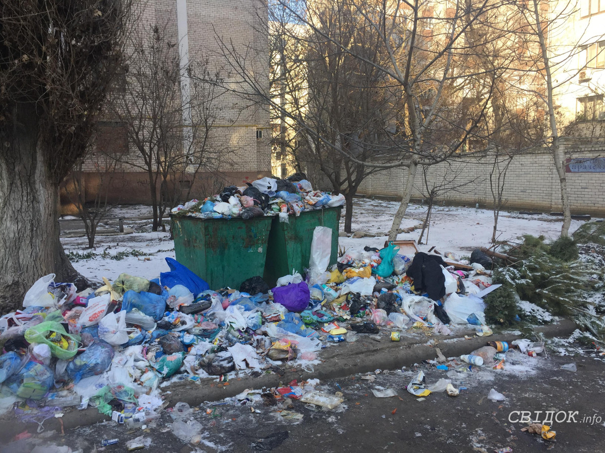 В Николаеве жильцы дома жалуются, что мусор не вывозят уже несколько дней:  администрация провела работу с возчиком | СВІДОК.info