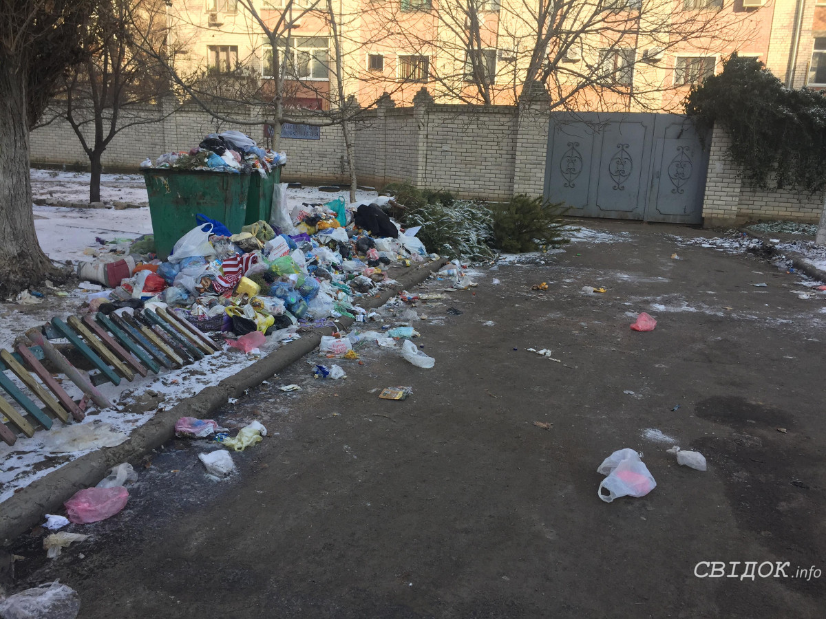 В Николаеве жильцы дома жалуются, что мусор не вывозят уже несколько дней:  администрация провела работу с возчиком | СВІДОК.info