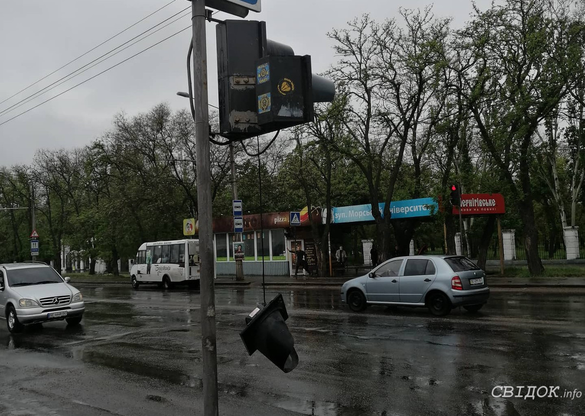 В центре Николаева на оживленном перекрестке не работает светофор |  СВІДОК.info