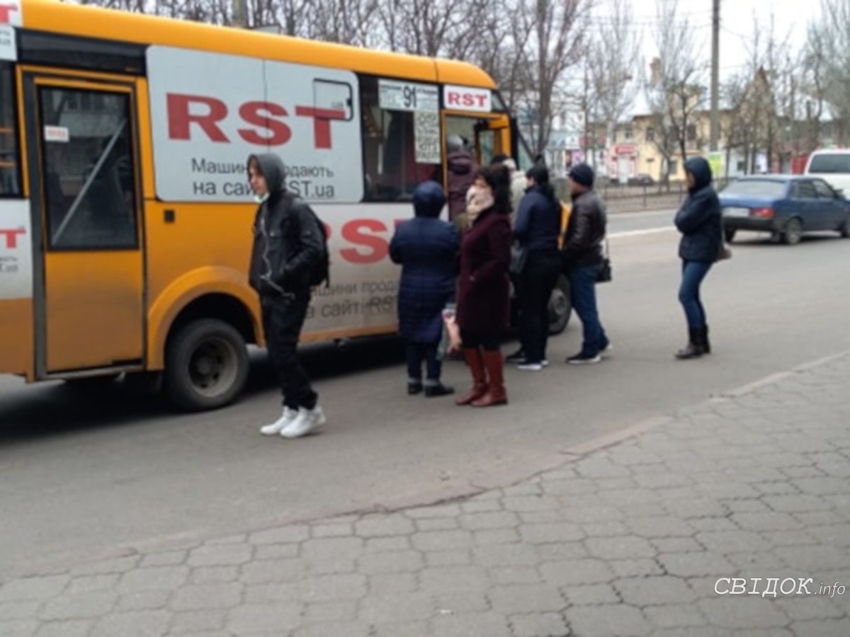 На остановках очереди, большинство людей без масок: в Николаеве началась  вторая неделя карантина | СВІДОК.info