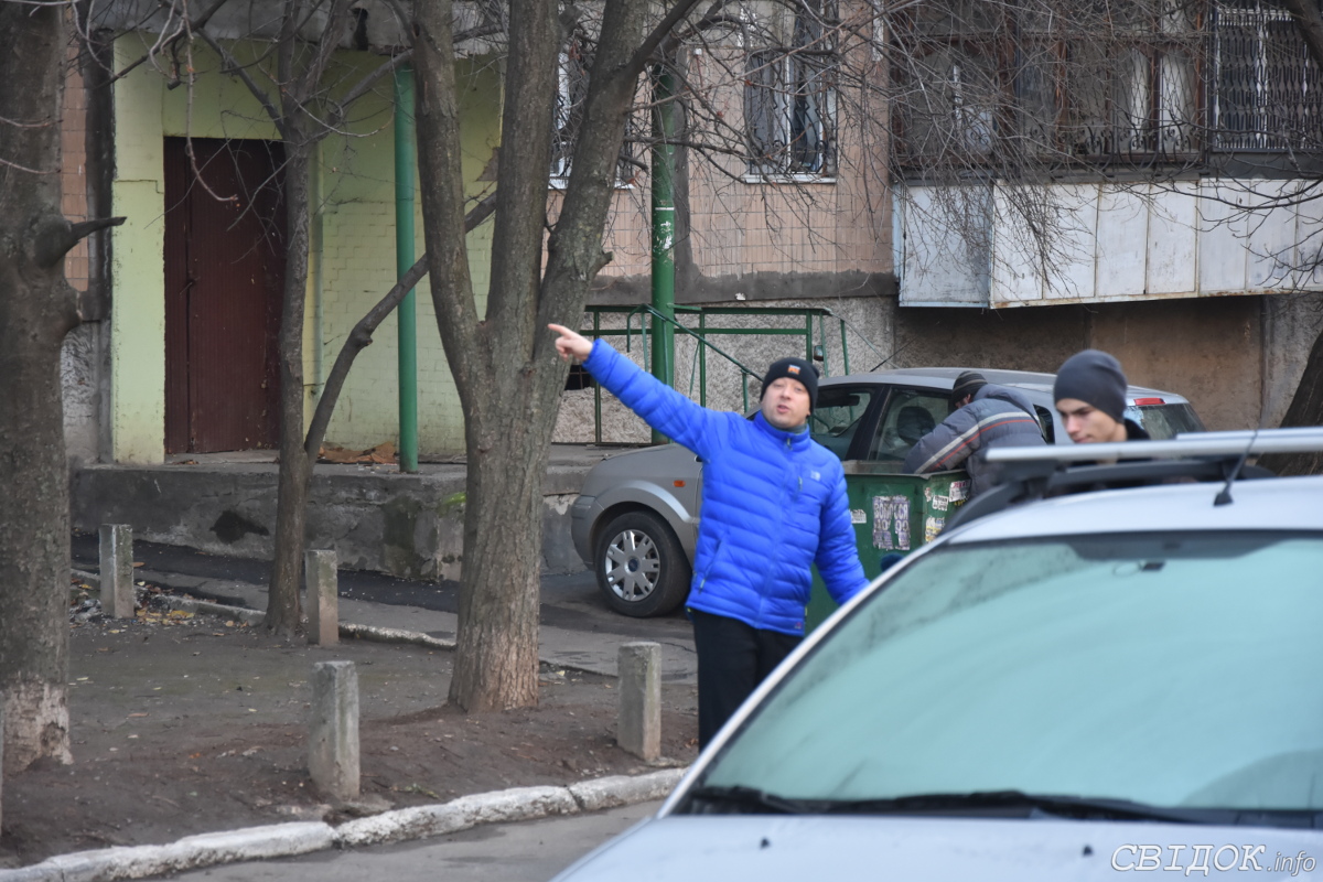 Выходи, подлый трус», - воины АТО устроили митинг под домом вандала,  который ломает деревья | СВІДОК.info