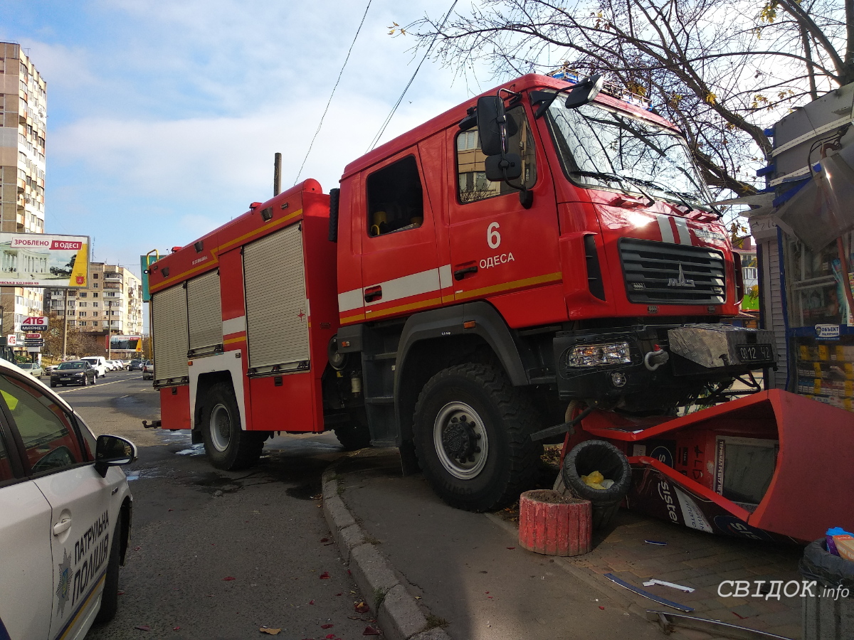 В Одессе пожарный автомобиль врезался в киоск: спасателей подрезала другая  машина | СВІДОК.info