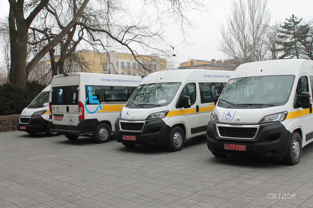 Николаевским ОТГ передали 4 авто для перевозки людей с инвалидностью |  СВІДОК.info