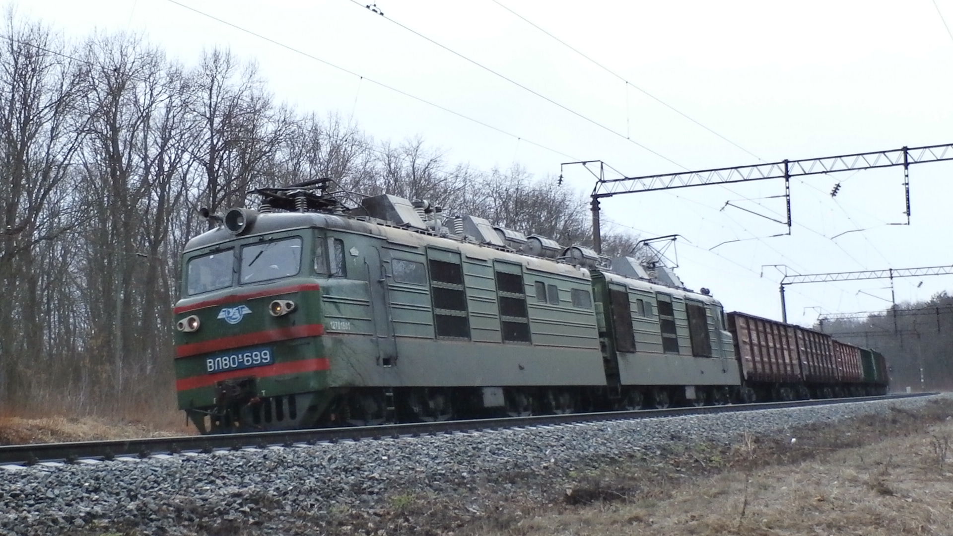 Грузовой поезд сбил автомобиль