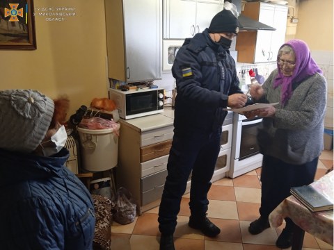 Співробітники ДСНС України розповіли мешканцям смт Братське правила пожежної безпеки у побуті