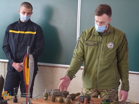 Миколаївським школярам нагадали, що робити у разі виявлення підозрілого предмета