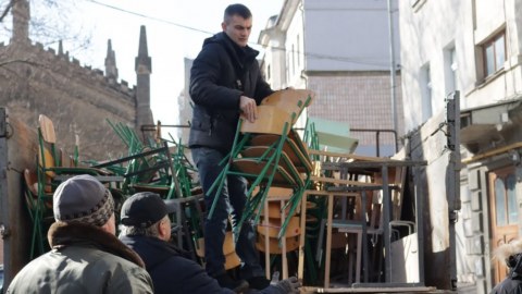 В Николаеве бомбоубежища обустраивают школьной мебелью