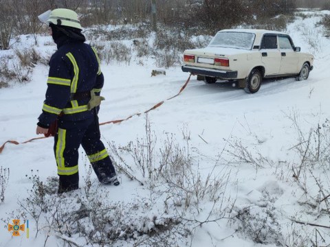 На Николаевщине спасатели помогли водителю, авто которого застряло на дороге