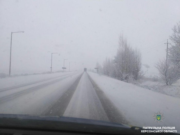 На трасі Херсон-Миколаїв через снігопад ускладнено рух