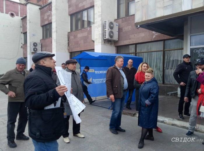 Активисты продолжают дежурить под ДК в Николаеве
